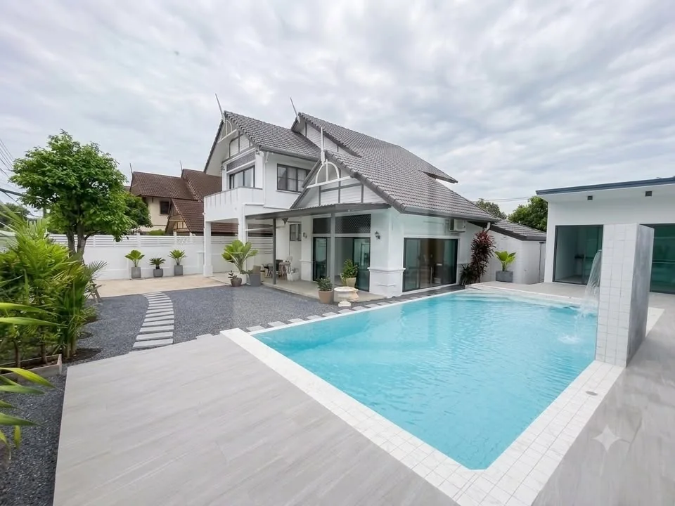 Poolside Living at This 5-Bedroom Pool Villa in Chalong, property photo