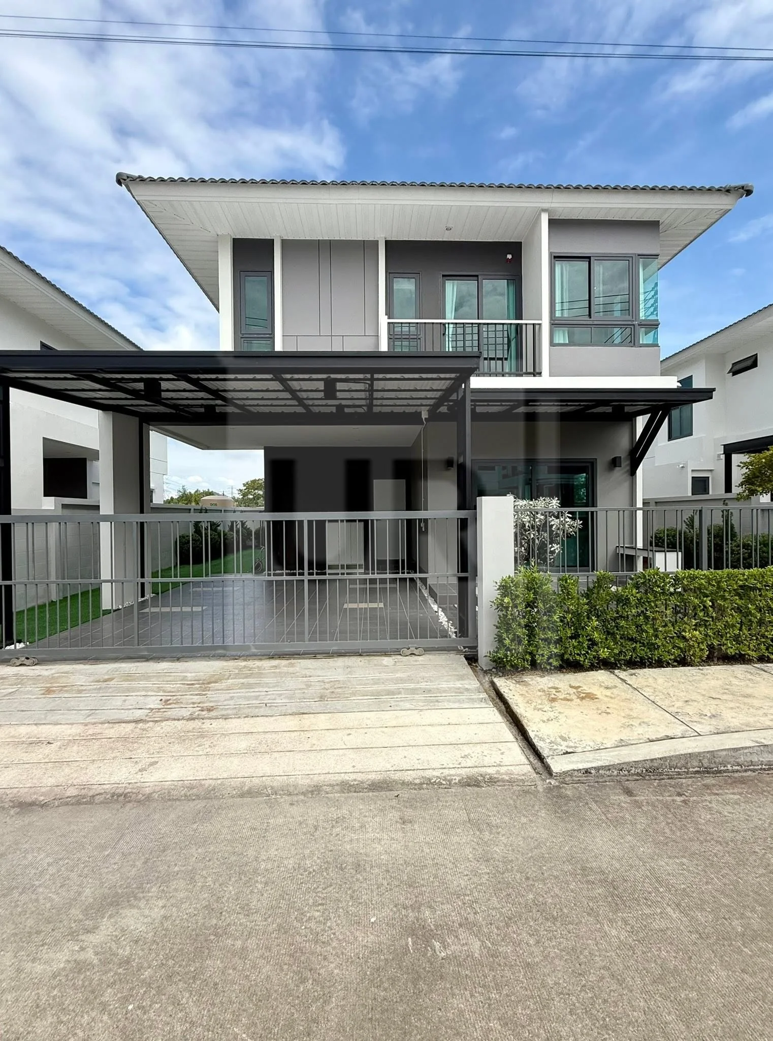 4-Bedroom House Shaped Around Garden Living, property photo